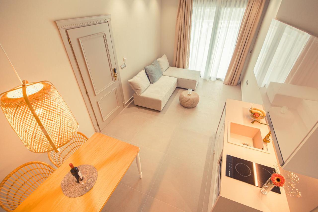Io Luxury Pool & Hot Tub Suites Preveza Eksteriør bilde