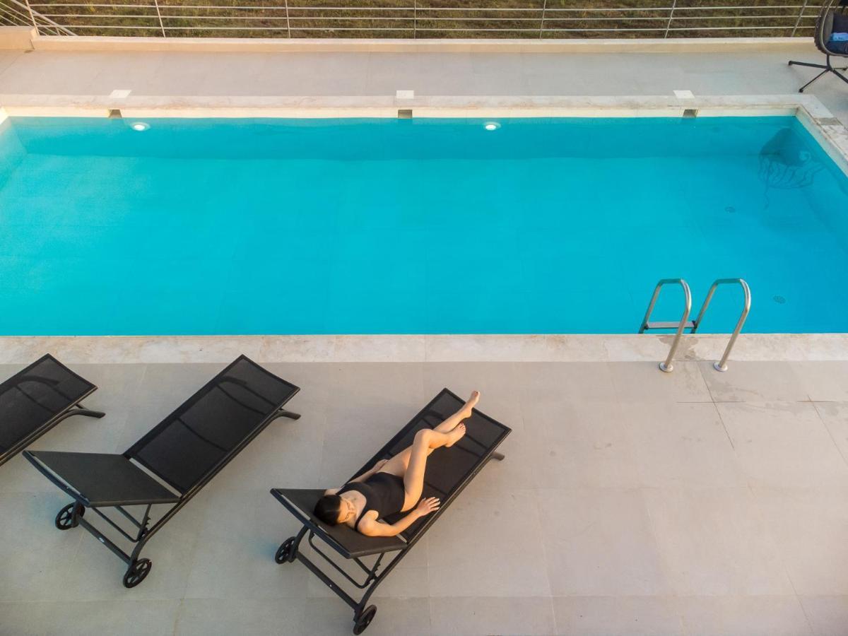 Io Luxury Pool & Hot Tub Suites Preveza Eksteriør bilde